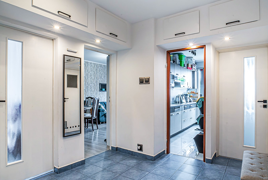 przestronny przedpokój w ekskluzywnym apartamencie na sprzedaż Bolesławiec