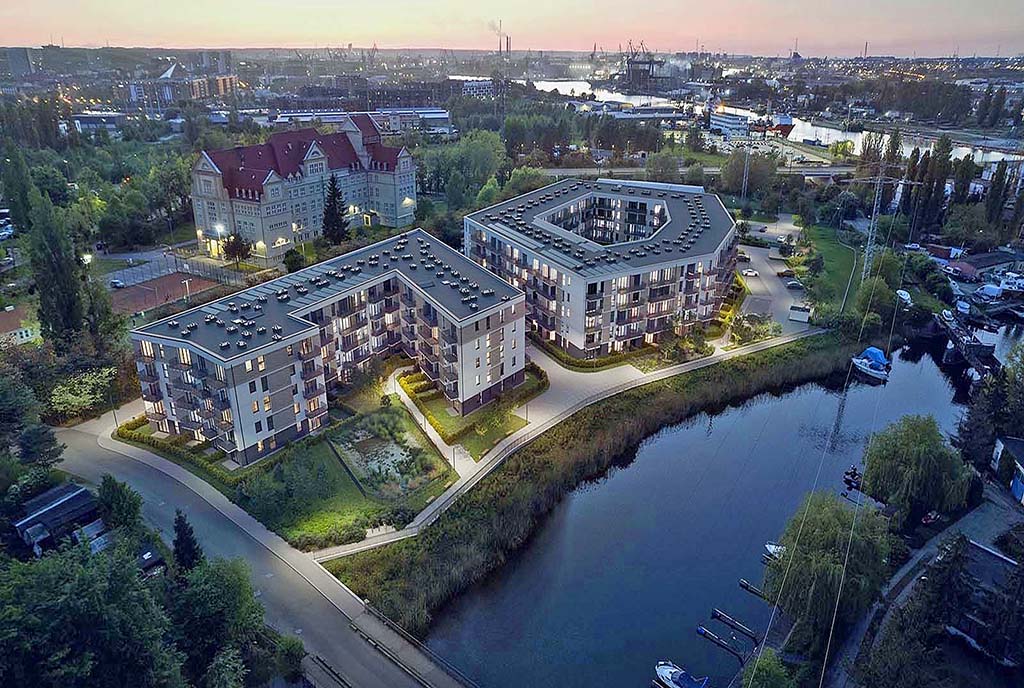 zdjęcie wykonane z dronu pokazujące okolicę, gdzie mieści się ekskluzywny apartament na sprzedaż Gdańsk