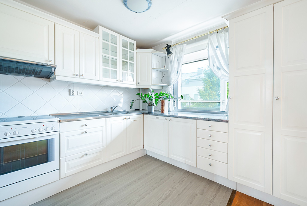 kuchnia w bieli w luksusowym apartamencie na sprzedaż Gdańsk