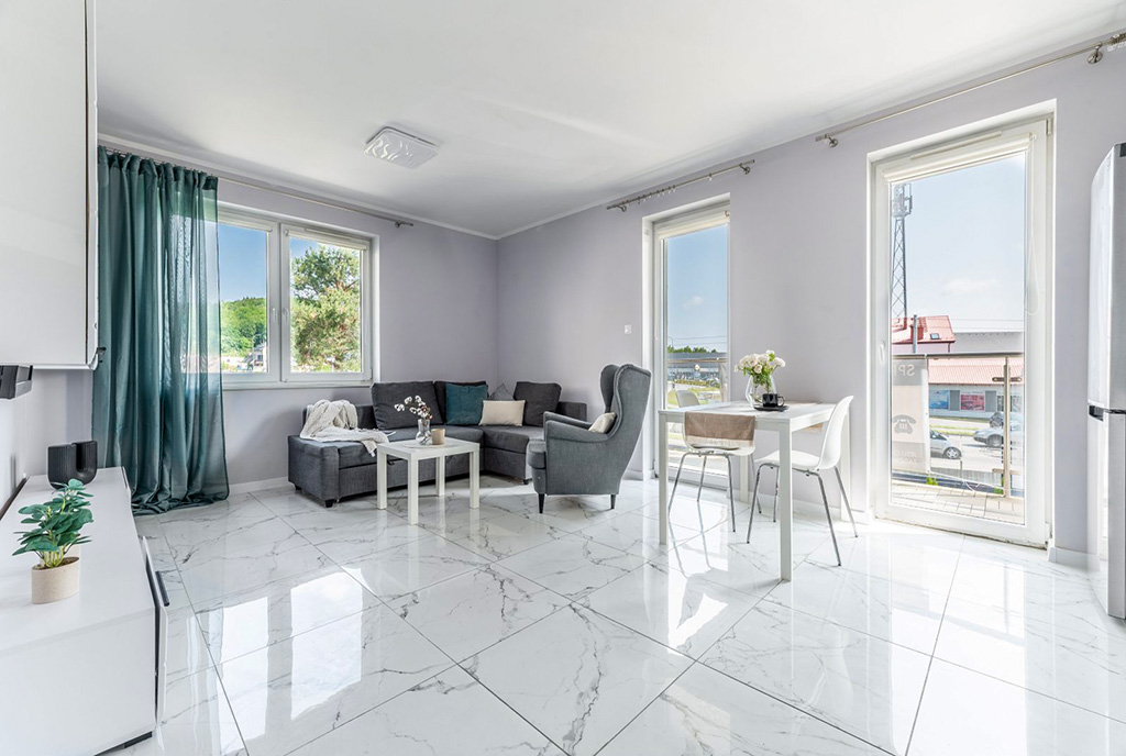 słoneczny salon w ekskluzywnym apartamencie do sprzedaży Gdynia okolice