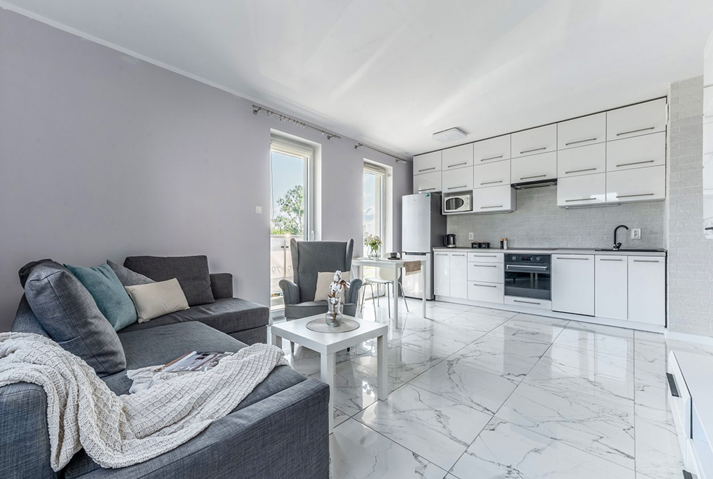 widok z salonu na kuchnię w luksusowym apartamencie na sprzedaż Gdynia okolice