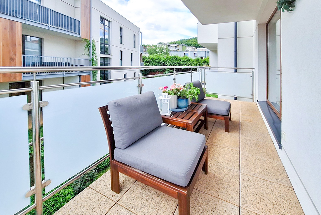 słoneczny balkon przy ekskluzywnym apartamencie na sprzedaż Gdynia okolice