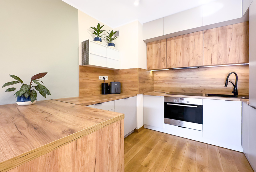 kuchnia w drewnie w luksusowym apartamencie na sprzedaż Katowice