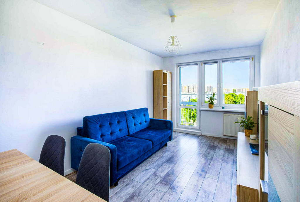 widok na pokój gościnny w luksusowym apartamencie na sprzedaż Poznań