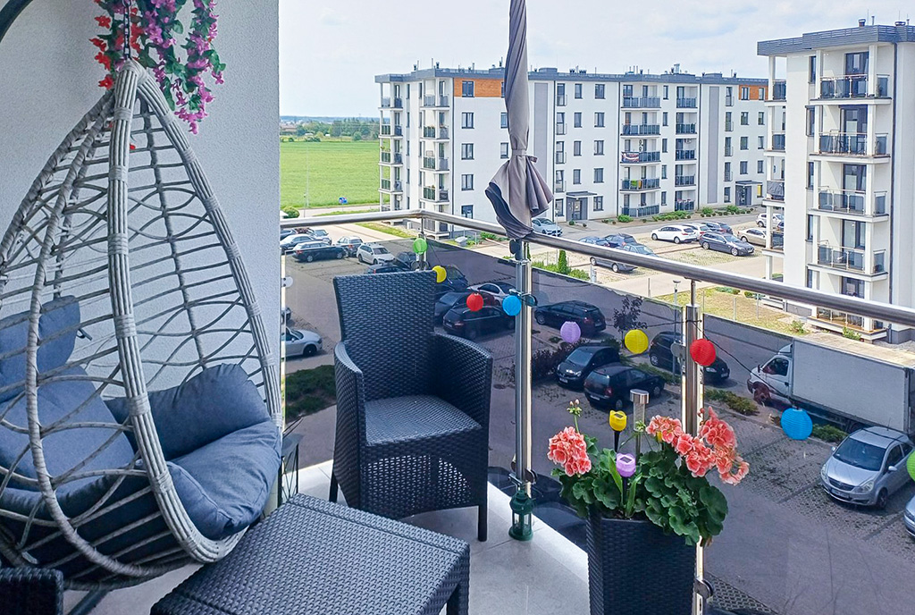 słoneczny balkon w ekskluzywnym apartamencie na sprzedaż Toruń (okolice)
