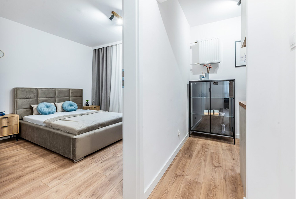 funkcjonalny korytarz w luksusowym apartamencie na sprzedaż nad morzem