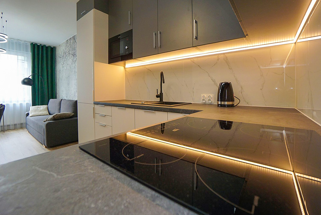 nowoczesne oświetlenie kuchni w luksusowym apartamencie do wynajmu Konin