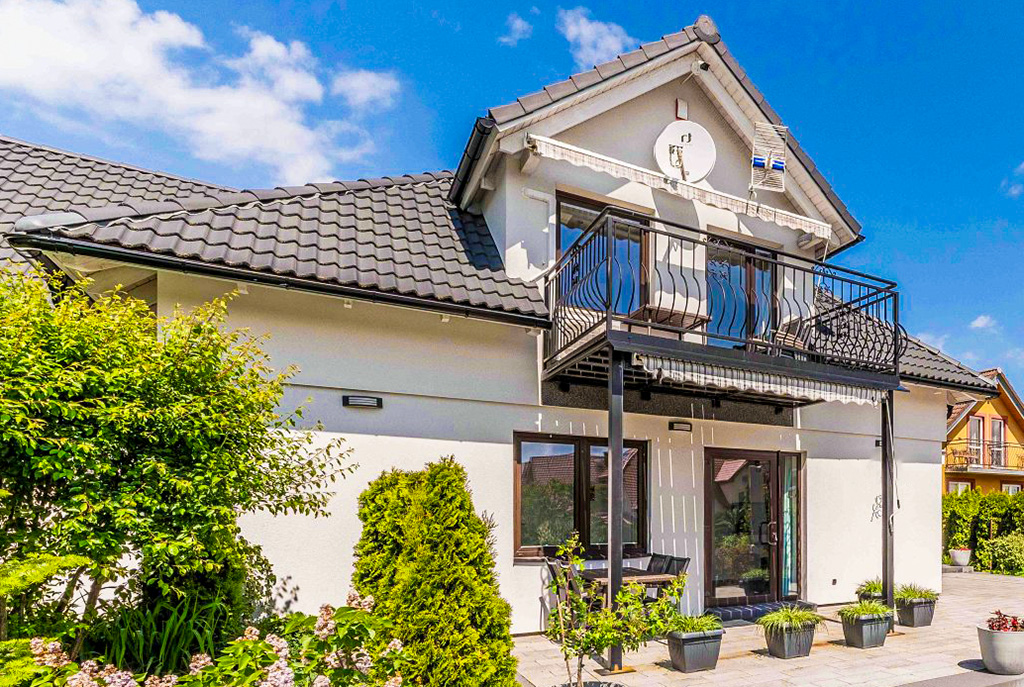 budynek, w którym znajduje się oferowany do wynajmu luksusowy apartament nad morzem