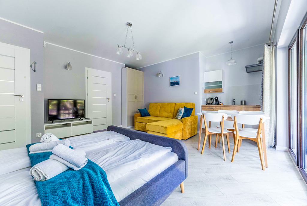 widok na salon w ekskluzywnym apartamencie do wynajęcia nad morzem