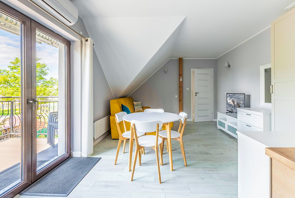 fragment komfortowego wnętrza ekskluzywnego apartamentu do wynajęcia nad morzem