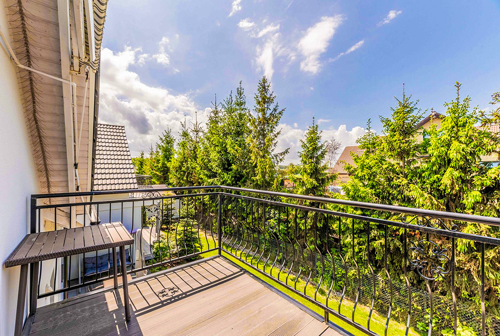 imponujący balkon przy ekskluzywnym apartamencie na wynajem nad morzem