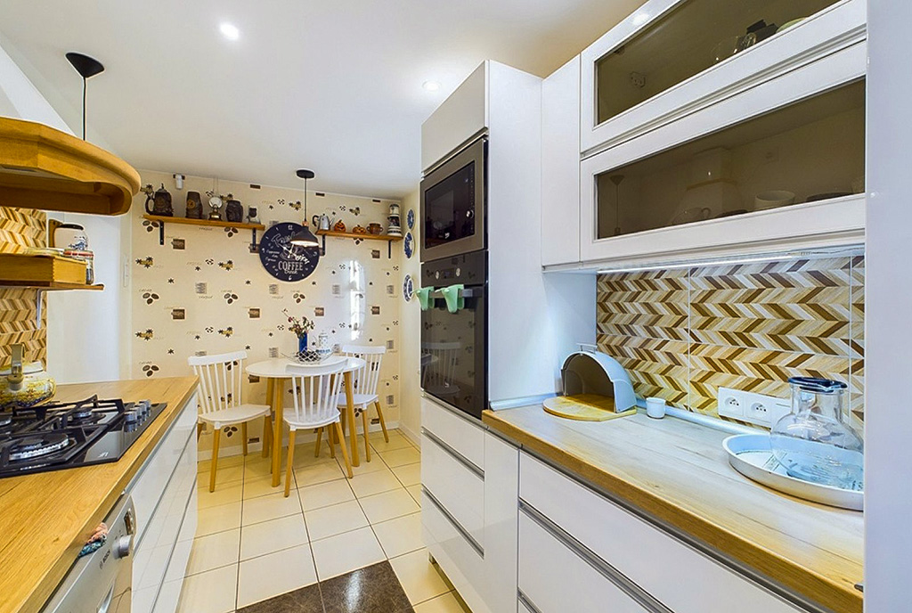 na zdjęciu jadalnia i kuchnia w luksusowym domu na sprzedaż Bydgoszcz (okolice)