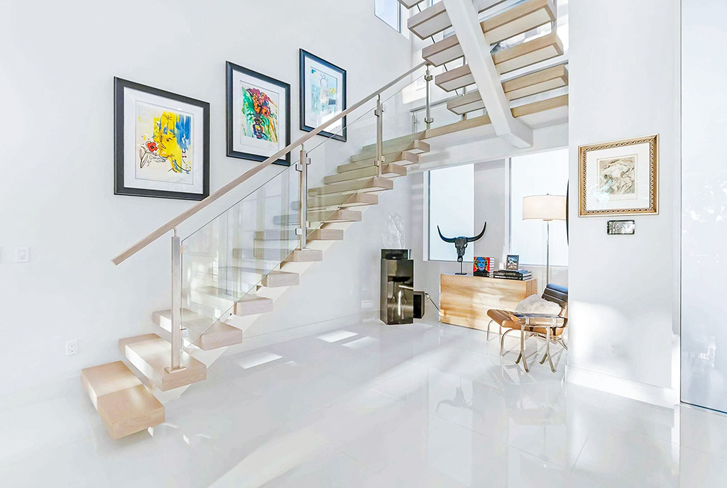 schody prowadzące na górną kondygnację ekskluzywnej willi na sprzedaż Florida Stany Zjednoczone Ameryki