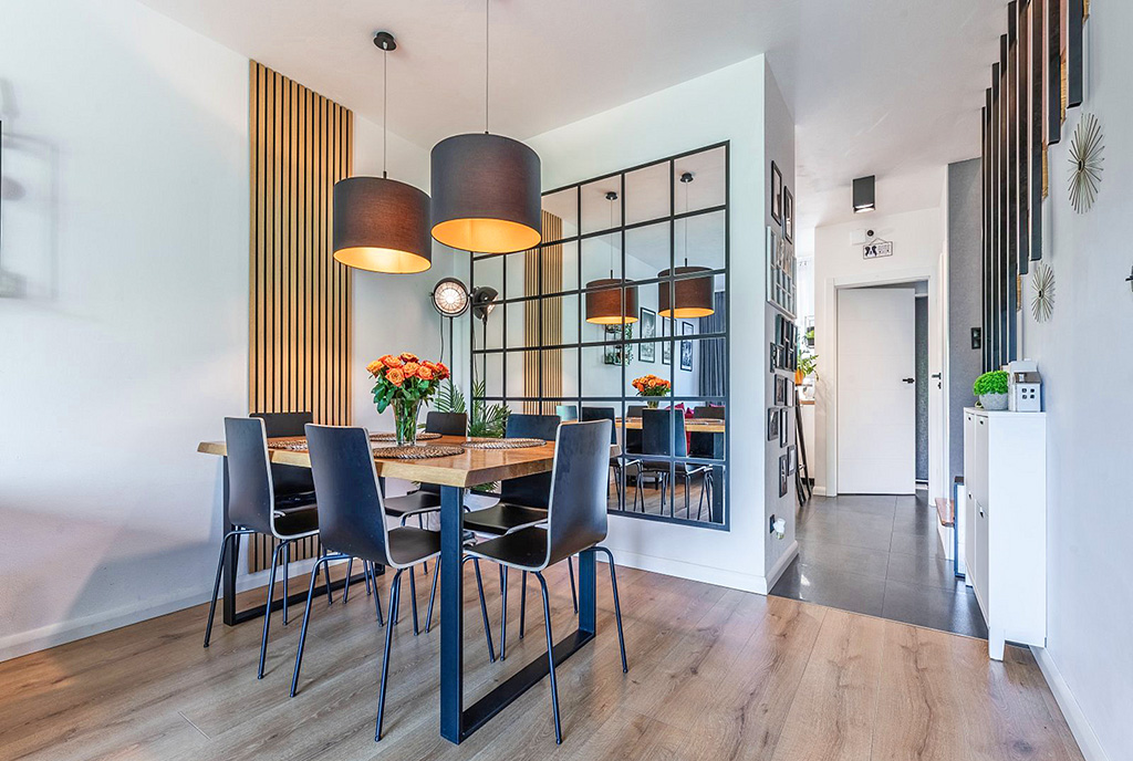 na pierwszym planie jadalnia w luksusowej willi na sprzedaż Gdynia (okolice)