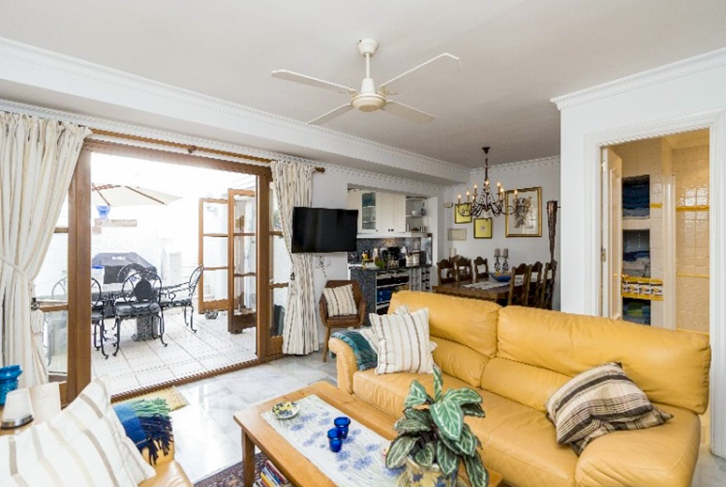elegancki salon w luksusowej willi na sprzedaż Hiszpania Estepona