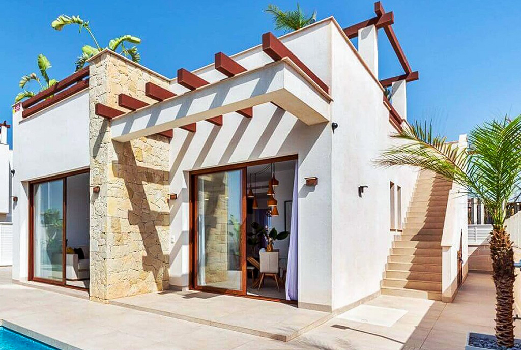 widok od strony basenu na ekskluzywną willę do sprzedaży Hiszpania (Vera)