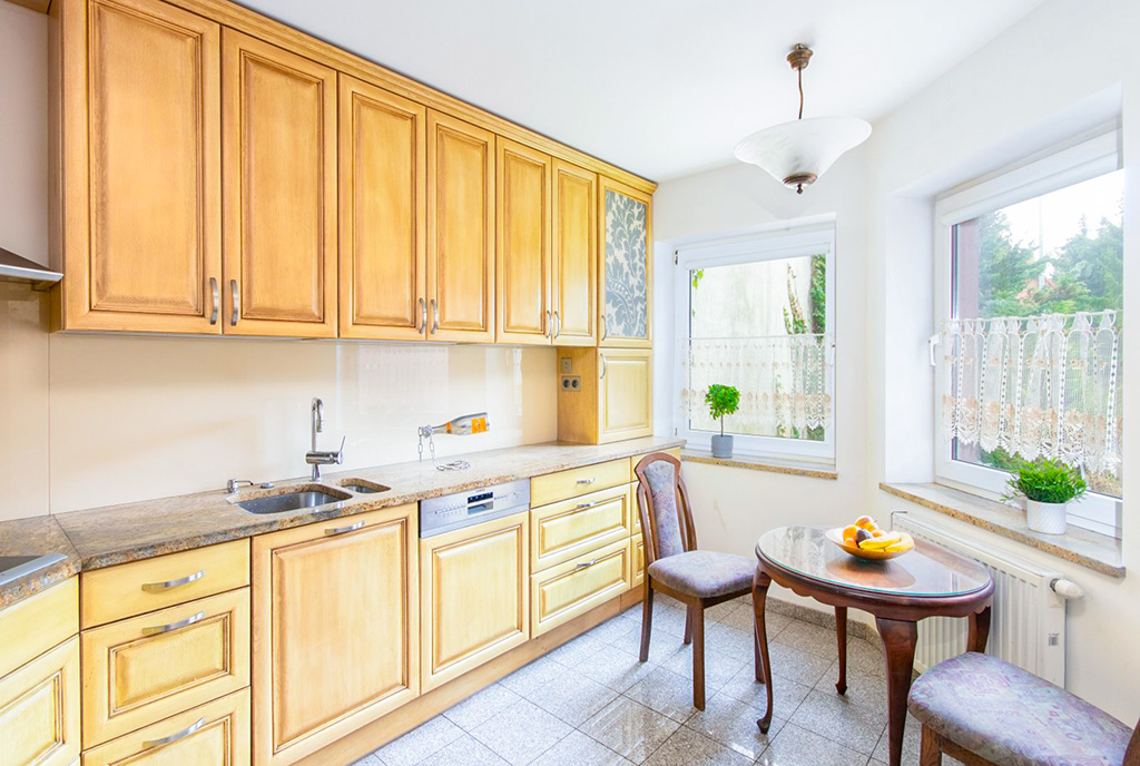 po lewej kuchnia, na wprost jadalnia w luksusowej willi na sprzedaż Szczecin