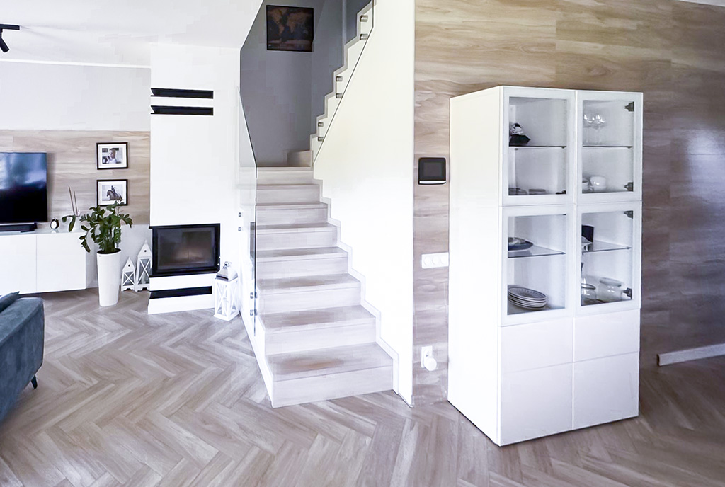 schody prowadzące na górną kondygnację ekskluzywnej rezydencji na sprzedaż Szczecin