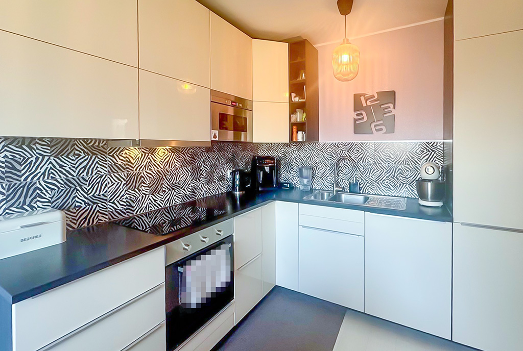 kuchnia w bieli w ekskluzywnej willi na sprzedaż Wrocław