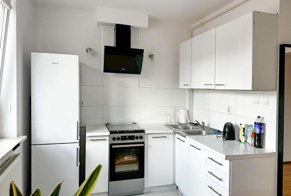 zaaranżowana w bieli kuchnia w luksusowym apartamencie na sprzedaż Białystok