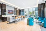 słoneczny pokój dzienny w ekskluzywnym apartamencie do sprzedaży Chicago (Stany Zjednoczone Ameryki)