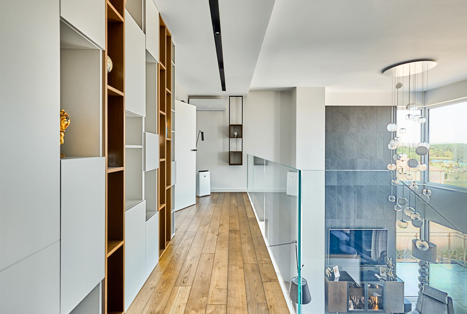 widok na antresolą w luksusowym apartamencie na sprzedaż Ełk