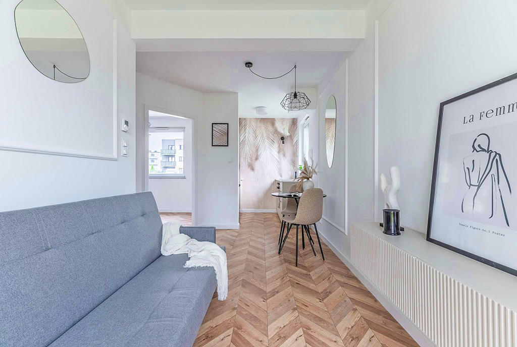 na zdjęciu korytarz w ekskluzywnym apartamencie na sprzedaż Gdynia (okolice)