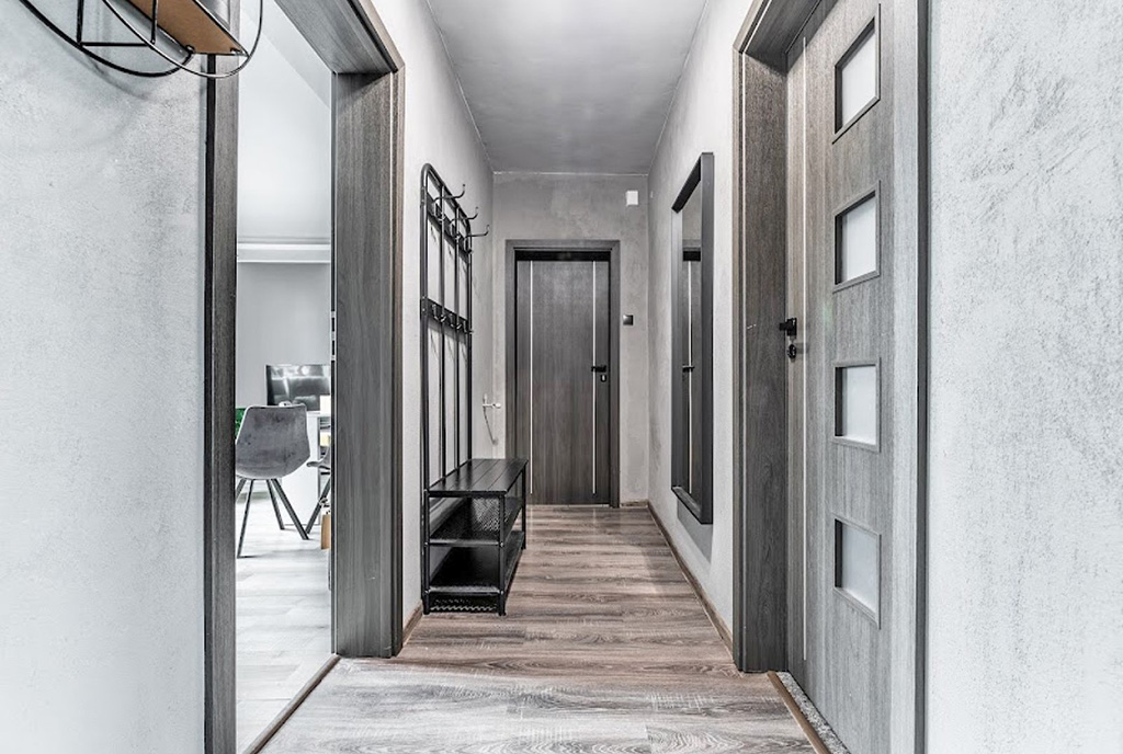funkcjonalny korytarz w luksusowym apartamencie na sprzedaż Gdynia (okolice)