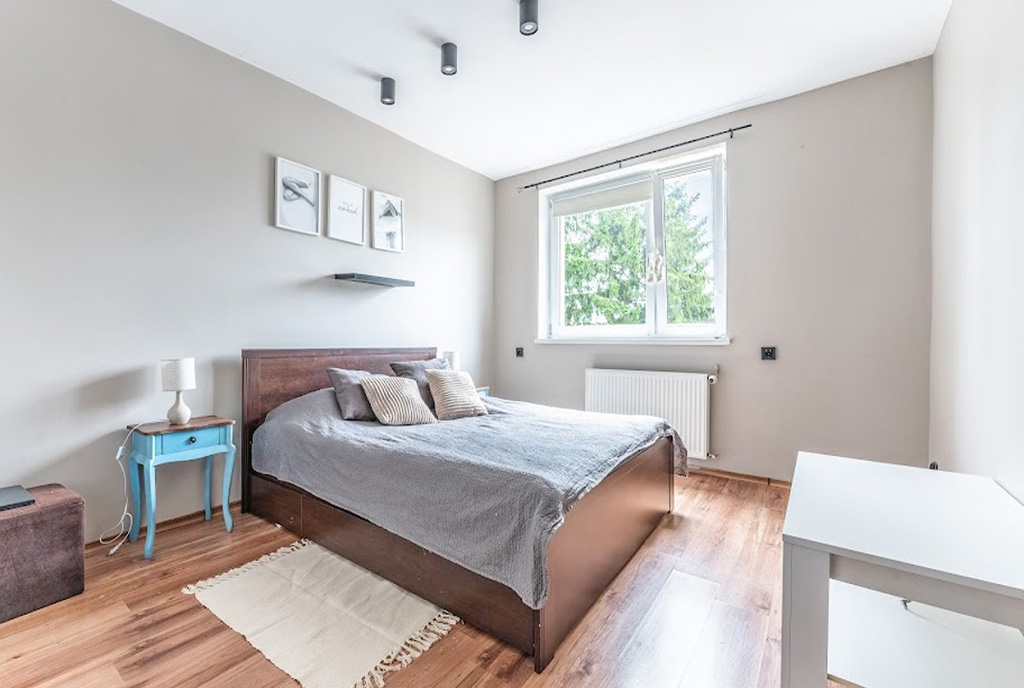 zaciszna sypialnia w ekskluzywnym apartamencie na sprzedaż Gdynia (okolice)