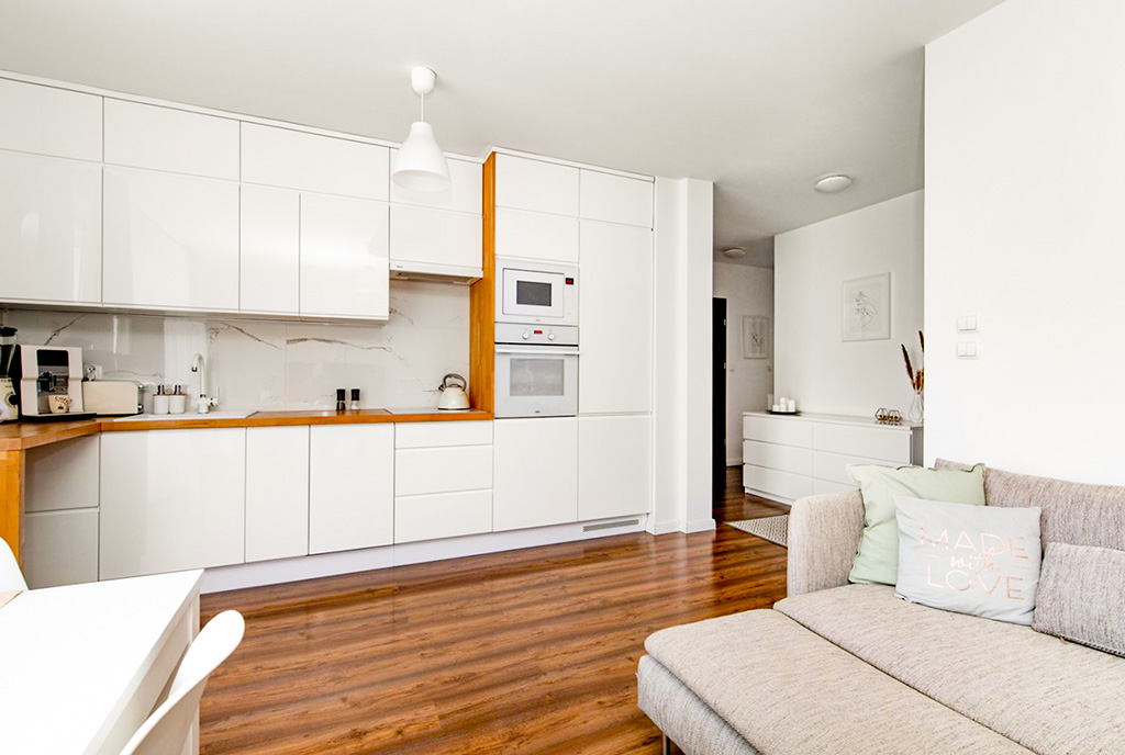 kuchnia w bieli w luksusowym apartamencie na sprzedaż Gdynia okolice