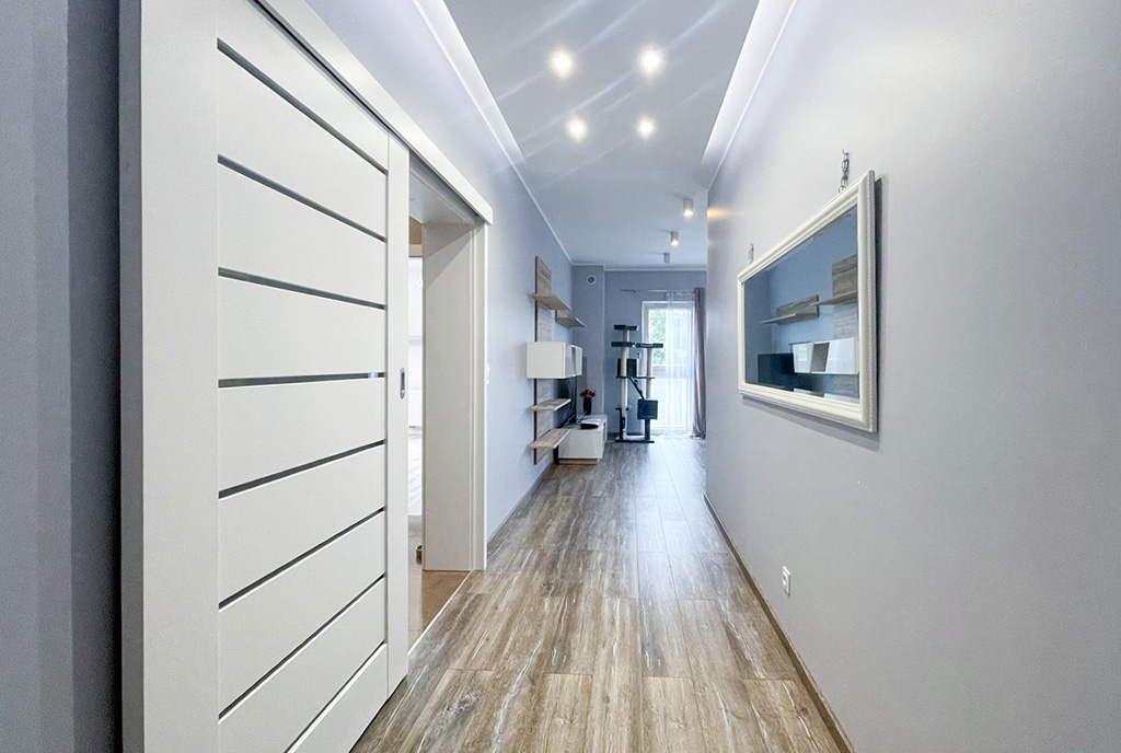 nowoczesny przedpokój w ekskluzywnym apartamencie na sprzedaż Gdynia