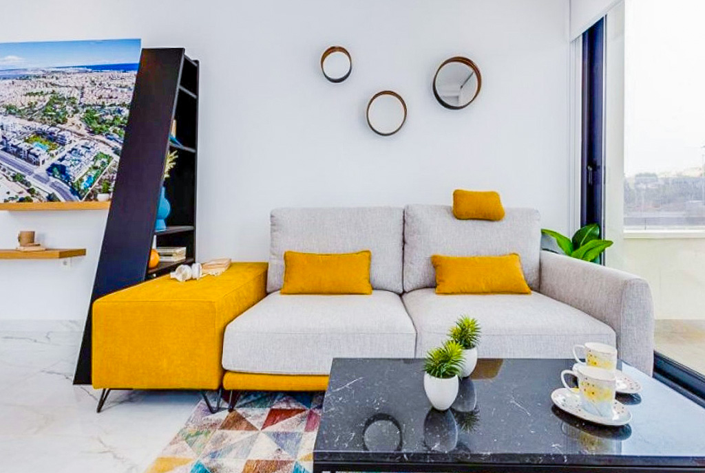 zbliżenie na jeden z pokoi w ekskluzywnym apartamencie na sprzedaż Hiszpania (Orihuela Costa Playa Flamenca)