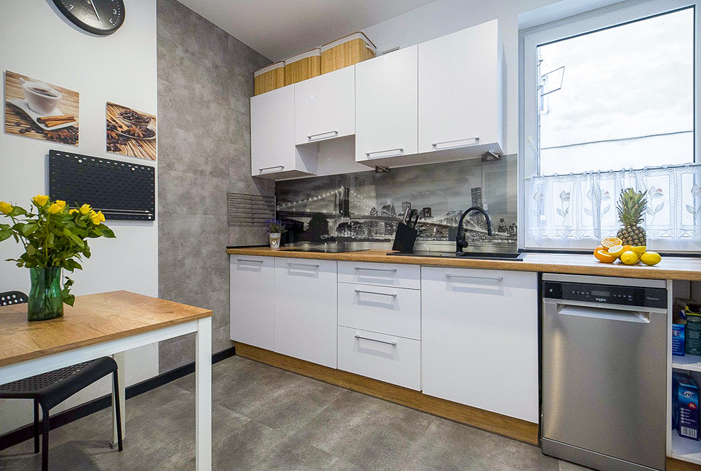 kuchnia w bieli w luksusowym apartamencie na sprzedaż Katowice (okolice)