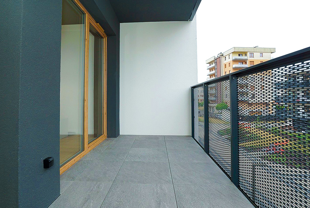 na zdjęciu balkon przy ekskluzywnym apartamencie na wynajem Piotrków Trybunalski