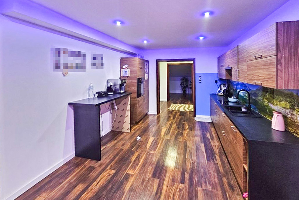 zdjęcie prezentuje pokój dzienny w luksusowym apartamencie na sprzedaż Częstochowa (okolice)