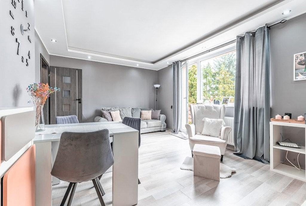 imponujący salon w ekskluzywnym apartamencie do sprzedaży Gdynia (okolice)