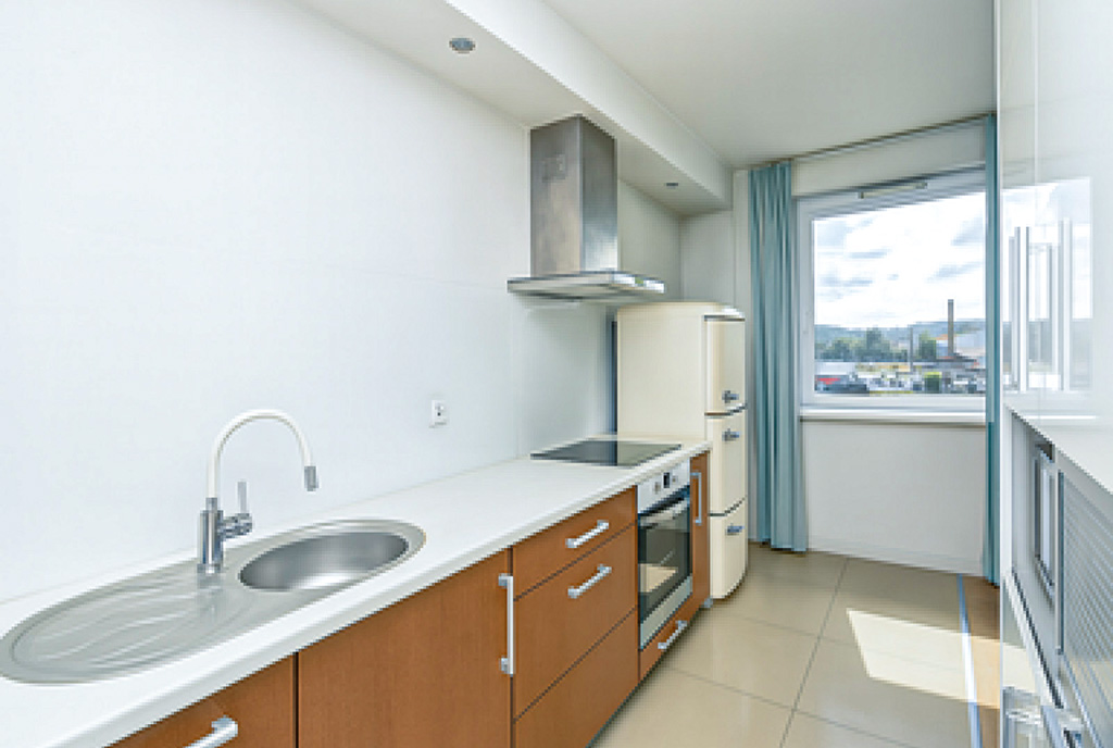 fragment kuchni w ekskluzywnym apartamencie na sprzedaż Gdynia (okolice)