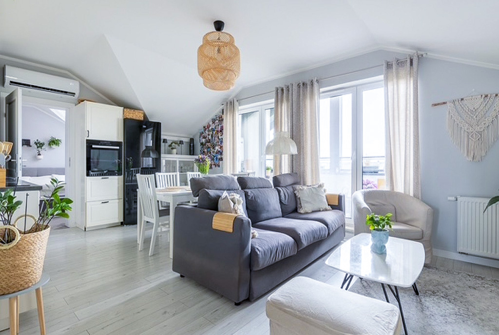 imponujący pokój dzienny w ekskluzywnym apartamencie do sprzedaży Gdynia (okolice)