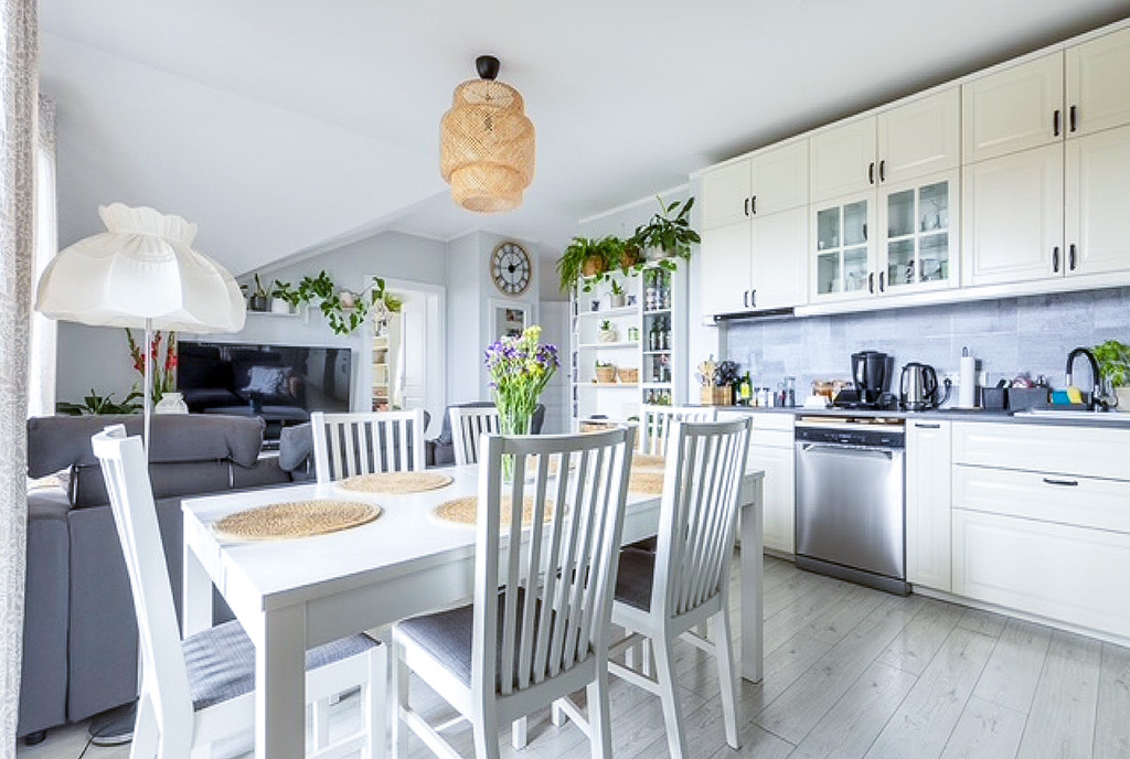 zaaranżowana w bieli kuchnia w luksusowym apartamencie na sprzedaż Gdynia (okolice)