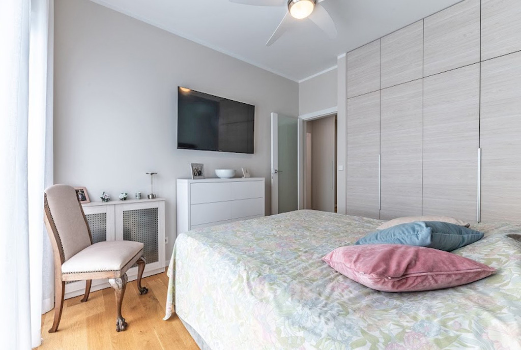 na zdjęciu zaciszna sypialnia w ekskluzywnym apartamencie na sprzedaż Gdynia okolice