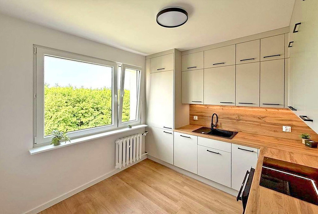 widok z salonu na kuchnię w ekskluzywnym apartamencie do sprzedaży Gdynia