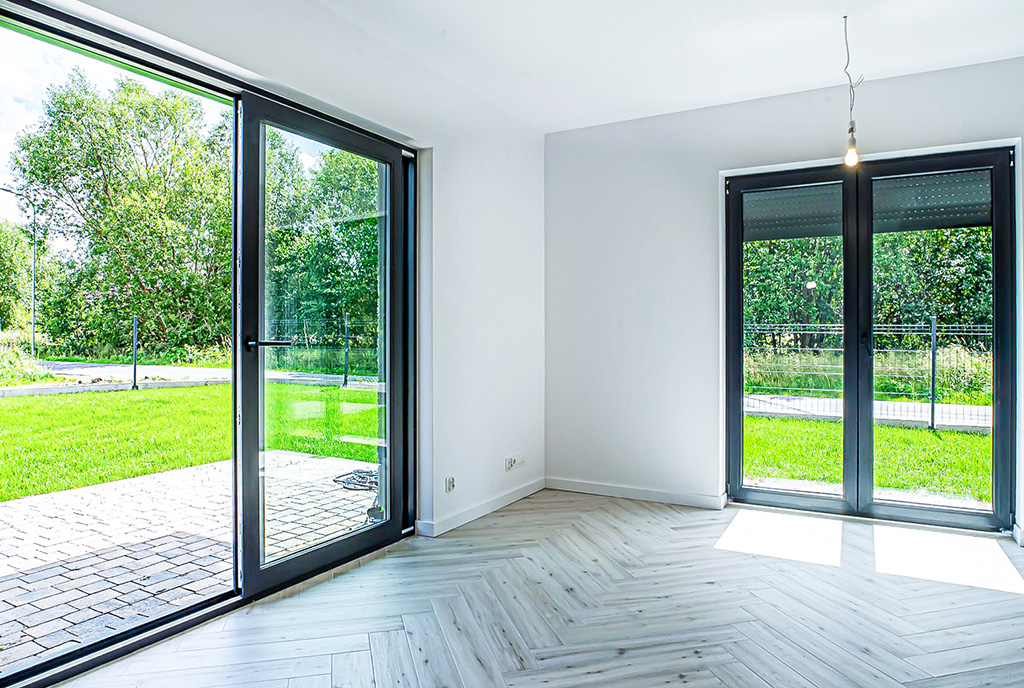 fragment salonu i taras przy ekskluzywnym apartamencie na sprzedaż Jelenia Góra okolice