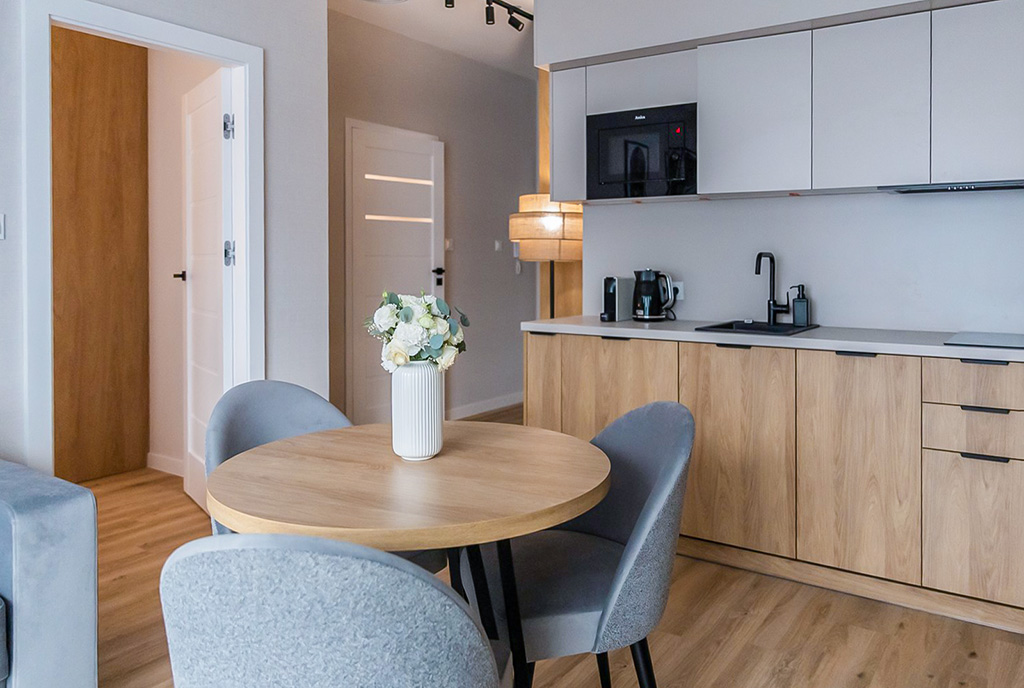 na zdjęciu kuchnia w luksusowym apartamencie na sprzedaż Kłodzko (okolice)