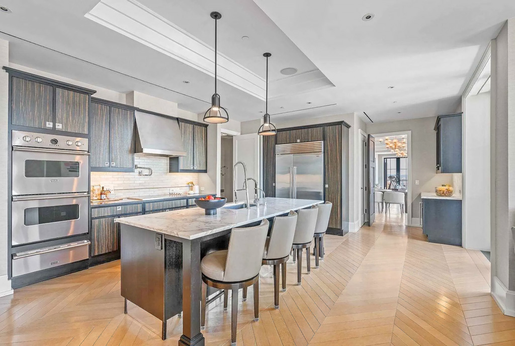 na zdjęciu jadalnia oraz w oddali kuchnia w ekskluzywnym apartamencie na sprzedaż New York Stany Zjednoczone Ameryki