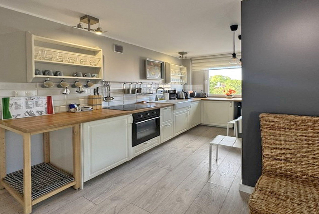 widok na kuchnię w luksusowym apartamencie na sprzedaż Sopot