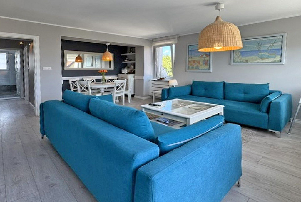 zdjęcie prezentuje pokój dzienny w ekskluzywnym apartamencie na sprzedaż Sopot
