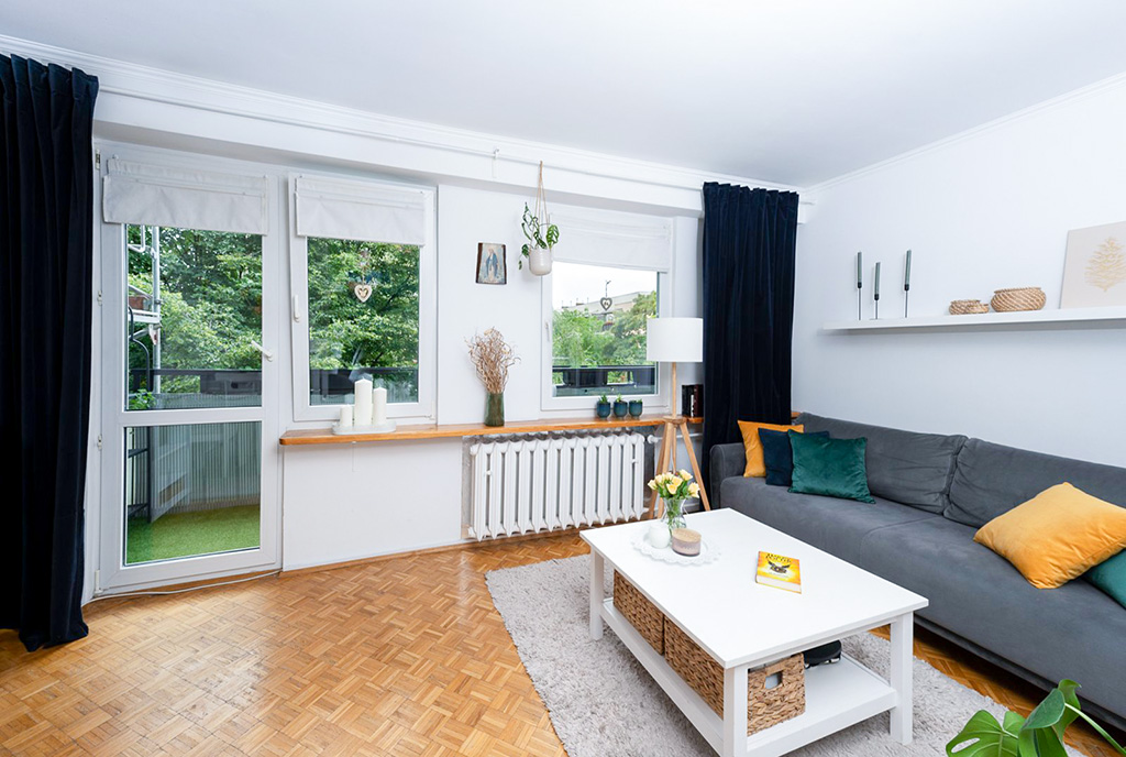 widok na pokój dzienny w luksusowym apartamencie na sprzedaż Warszawa (okolice)