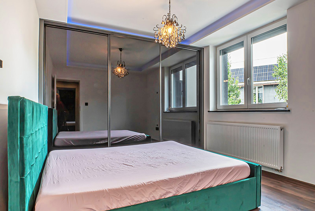 na zdjęciu sypialnia w ekskluzywnym apartamencie na wynajem Bolesławiec