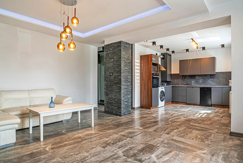 salon i kuchnia w luksusowym apartamencie do wynajmu Bolesławiec