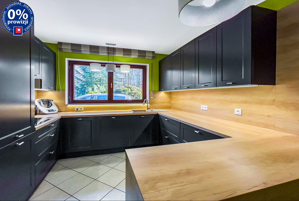 zaprojektowana w czerni kuchnia w ekskluzywnej willi na sprzedaż Cieszyn (okolice)